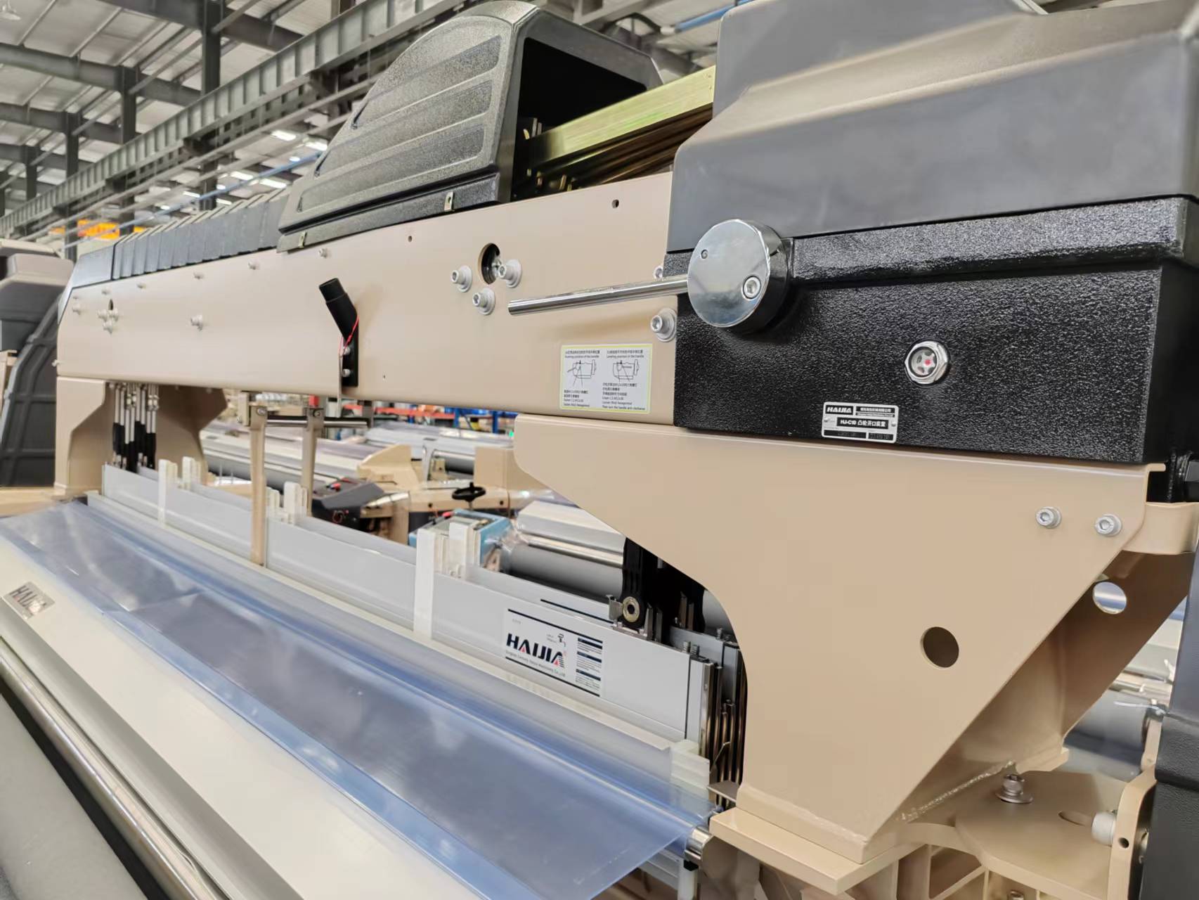 Cara menyetel bingkai penyembuh dan nozel pada mesin tenun jet udara